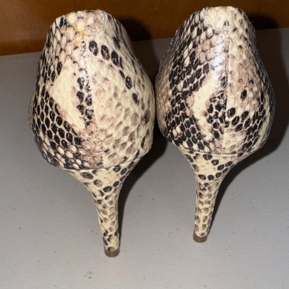Bandolino Snakeskin Pattern Heels - Picture 6 of 12